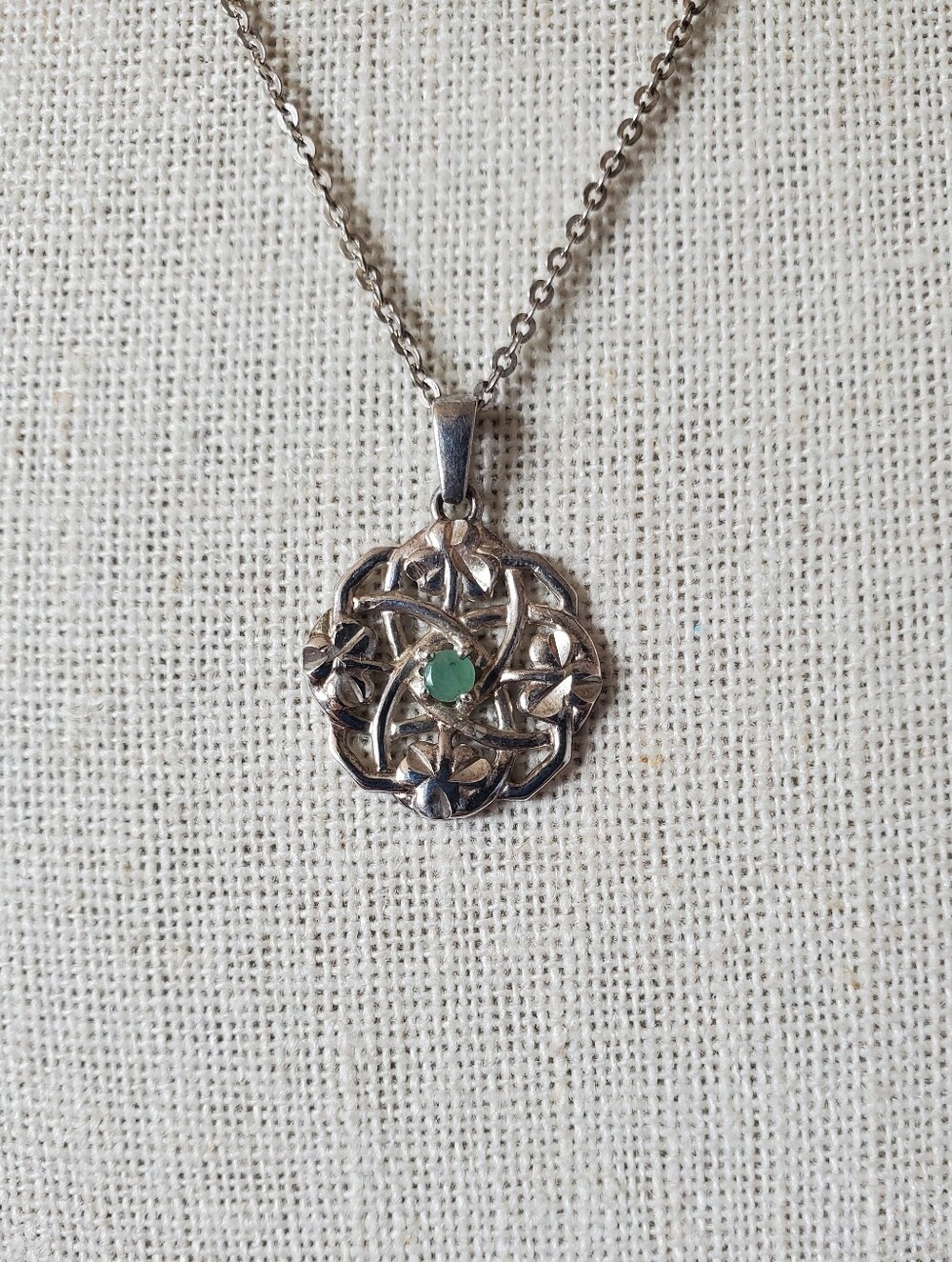 Avon Sterling Silver Emerald Celtic Knot Shamrock Pendant Necklace